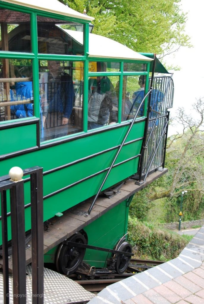 Es geht los - die Lynton Cliff Railway startet ihre Fahrt.