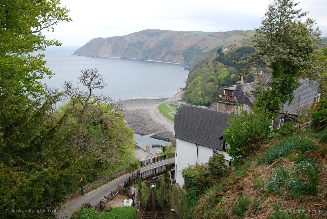 Blick von der oberen Station der Lynton Cliff Railway in die Bucht von Lynmouth