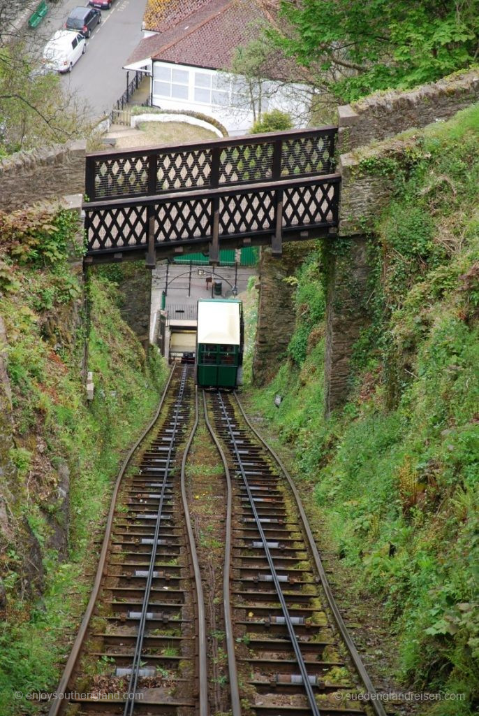 Von unterhalb der Ausweiche nähert sich der Gegenzug der Lynton Cliff Railway