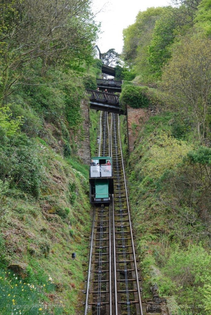 Steil geht sie inmitten der Felsen hinauf, die Lynton Cliff Railway 