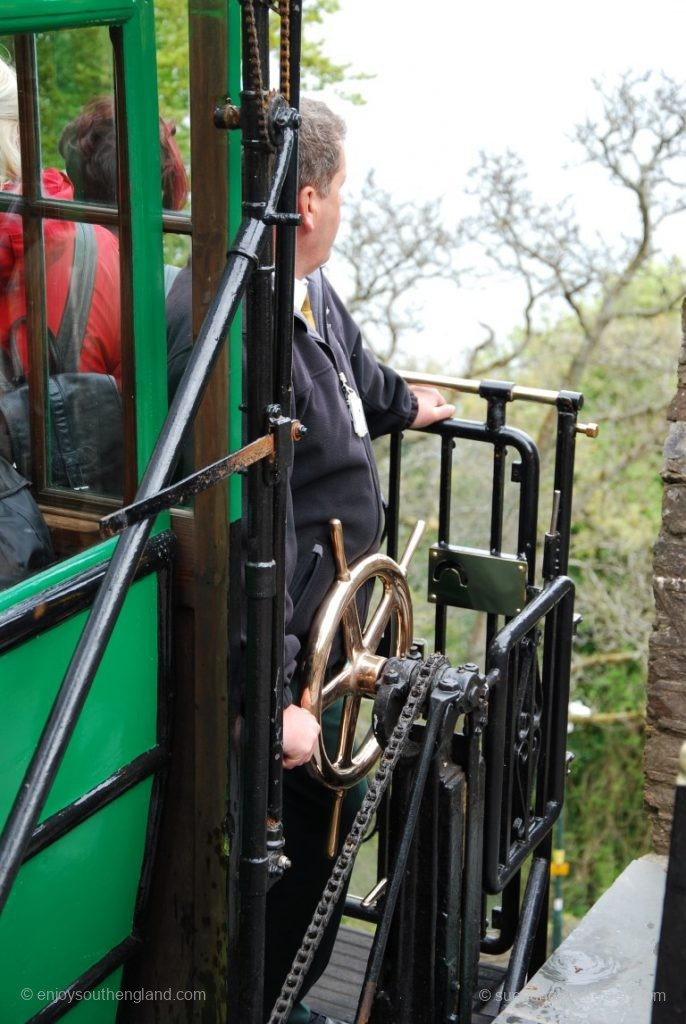 Der wichtigste Mann am Wagen der Lynton Cliff Railway - der Bremser