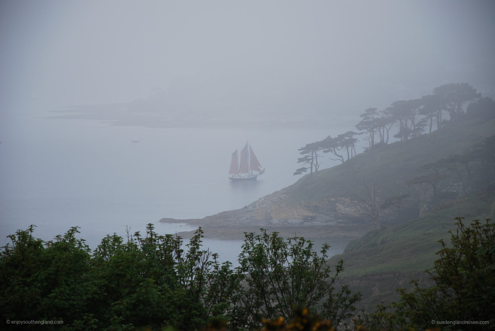 Keine Fata Morgana und auch kein Zeitsprung: Altes Segelschiff vor der Küste der Roseland Peninsula im Nebel