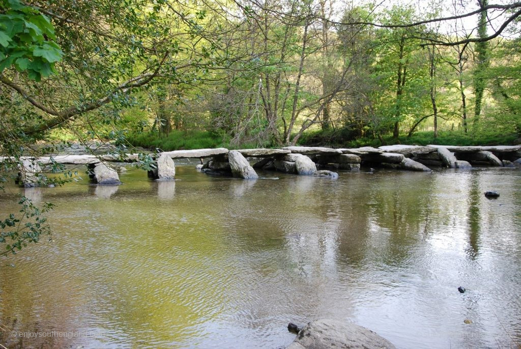 Die Tarr Steps nahe Dulverton - eine "Clapper Bridge" aus 17 Sandsteinelementen