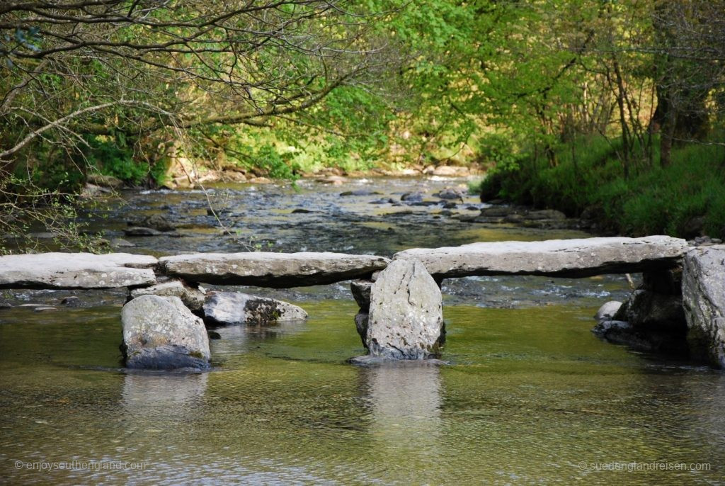 Die Tarr Steps nahe Dulverton - eine "Clapper Bridge" aus 17 Sandsteinelementen