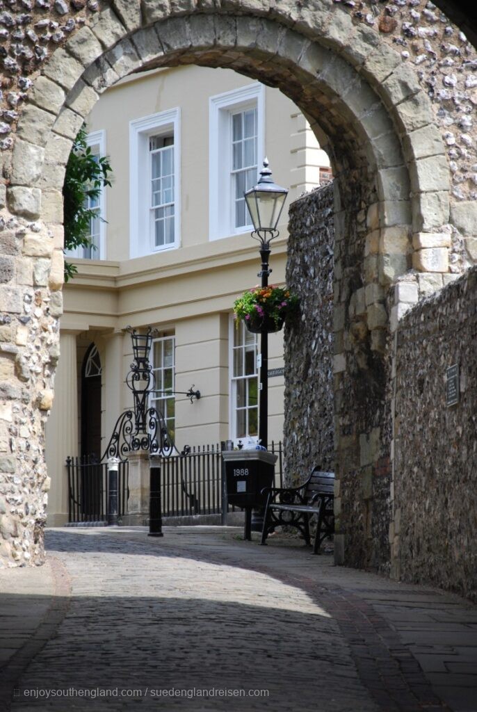 Der Eingang zum Castle in Lews (East Sussex)