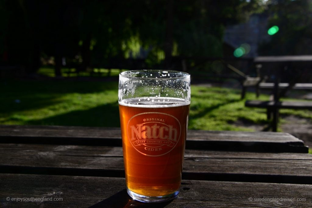 Im Garten ganz unten mitten im Grünen. Und das Glas stimmt nicht ganz mit dem Getränk überein: Drin ist ein feines Ale!