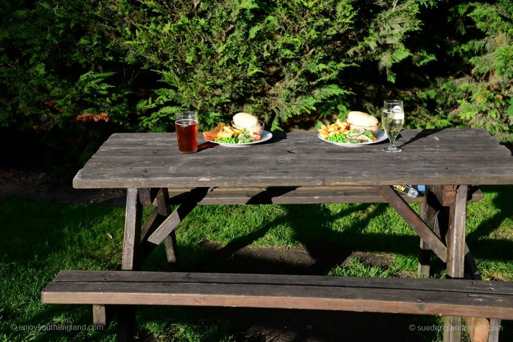 Klassiker im Garten: Zweimal Steak-and-Ale-Pie, einmal Ale, einmal Cider.