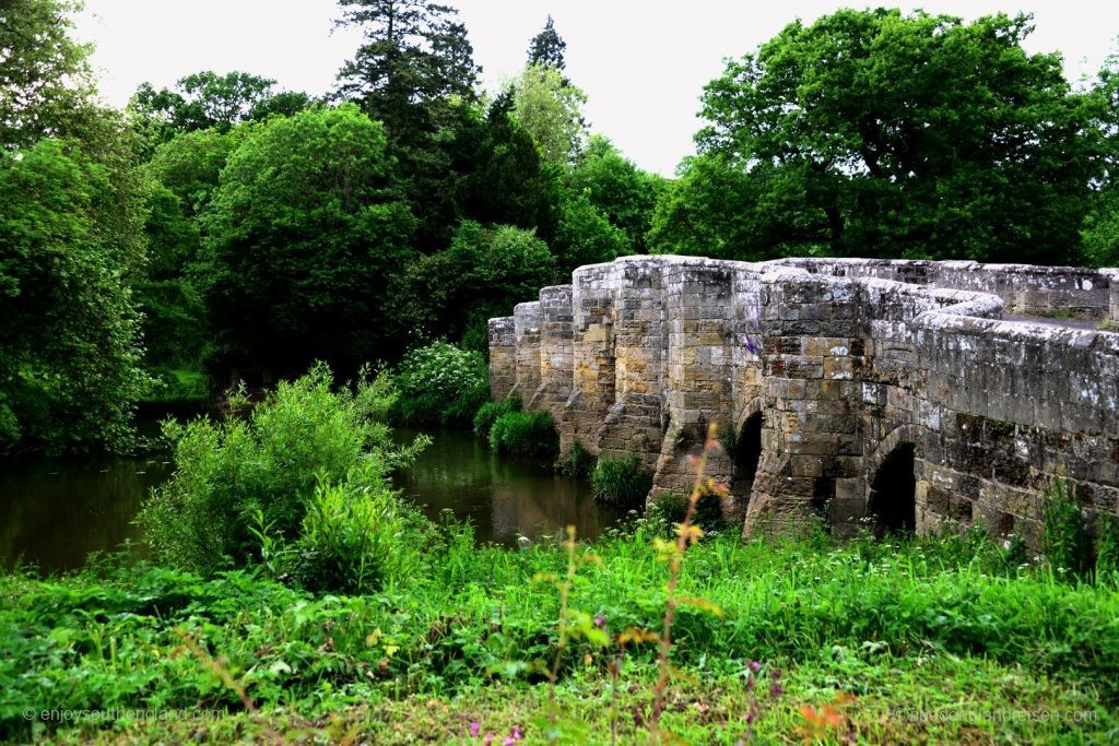 Die Stopham Bridge aus dem Jahr 1309 über den River Arun. 