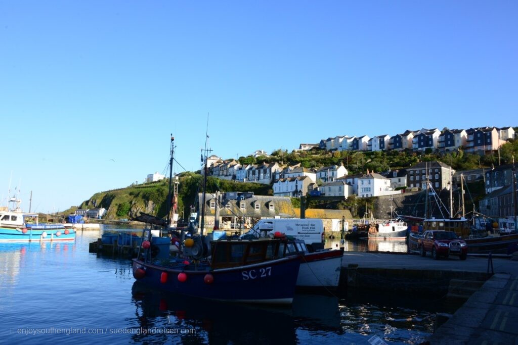 Am frühen Morgen in Mevagissey in Cornwall, bevor sich der Ort mit Leben füllt