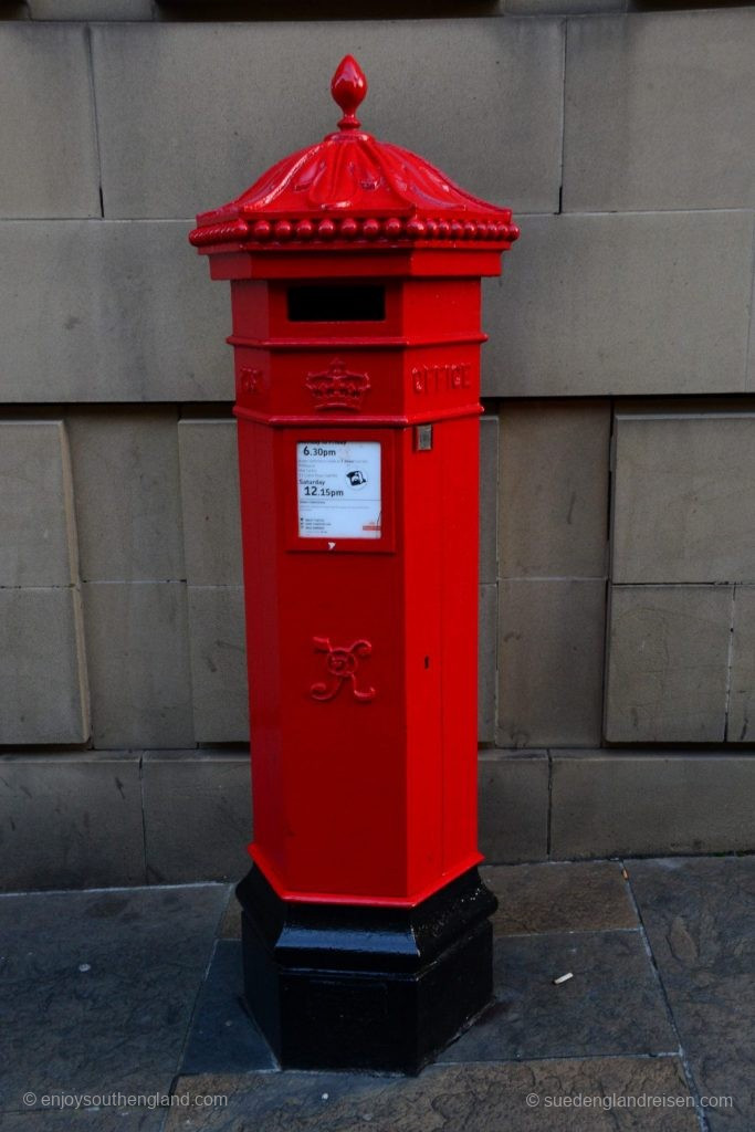 Ein echtes Schmuck- und Fundstück: Eine ganz alte Postbox (Pillar Box) aus der Zeit von Queen Victoria