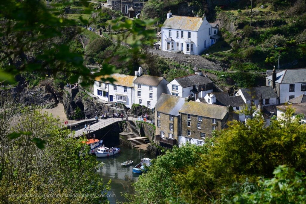 Polperro in Cornwall liegt tief eingeschnitten in einer Bucht