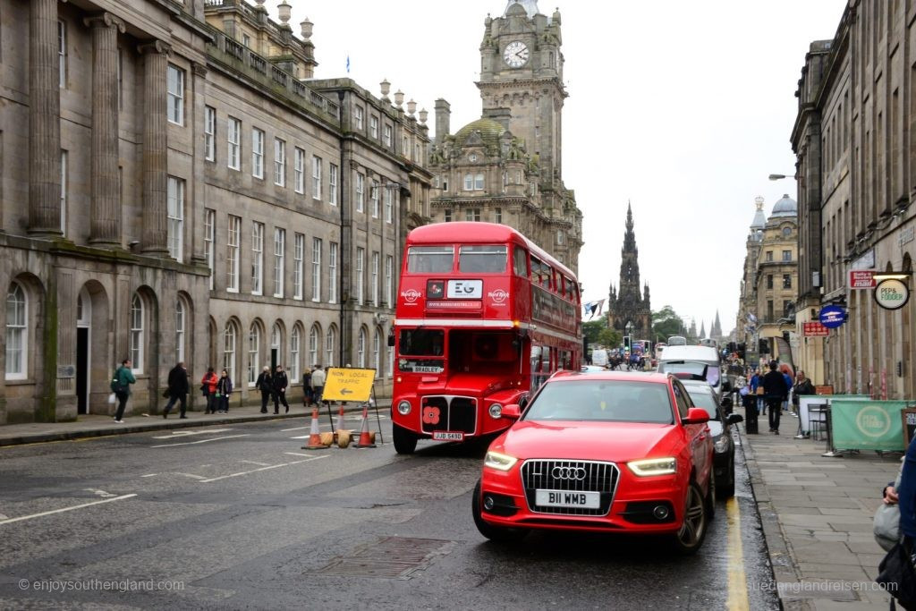 Eigentlich ein alter Londoner Bus (ein "Routemaster"), den es hierher nach Edinburgh verschlagen hat.