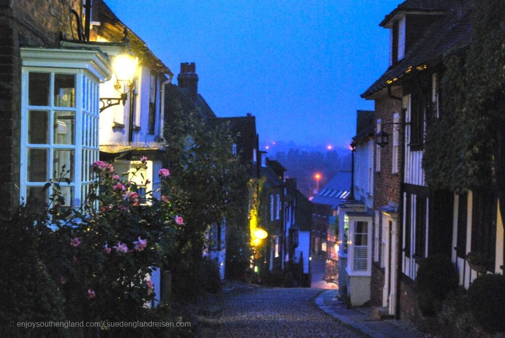Die Mermaid Street in Rye (East Sussex) am Abend