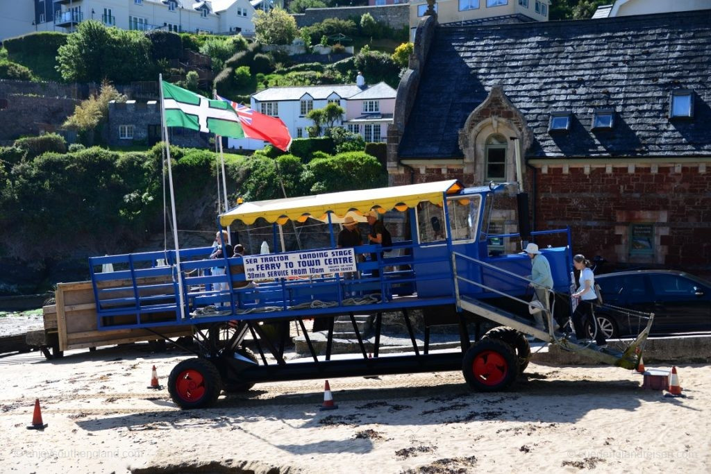 Der Sea Tractor bei Salcombe, der die Fahrgäste der Fähre zu dieser bringt