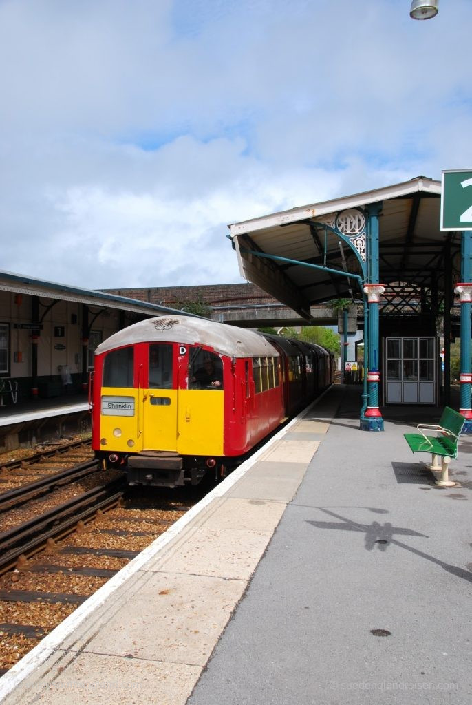 IOW Island Line - Halt in Ryde St. John Street. Man beachte die schöne alte Bahnhofsarchitektur.