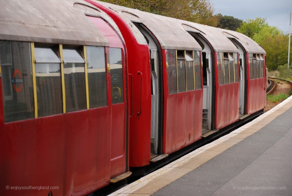 IOW Island Line - Please mind your head when boarding!