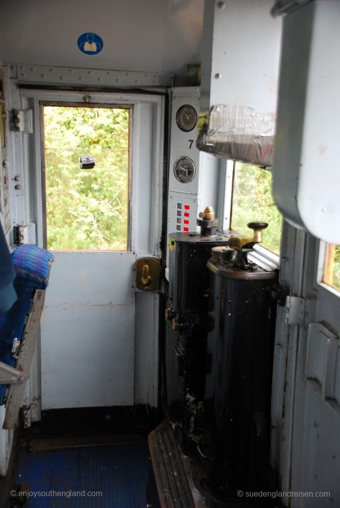 IOW Island Line - Blick in den Führerstand – Technik des Jahres 1938 mit modernem Sitz.