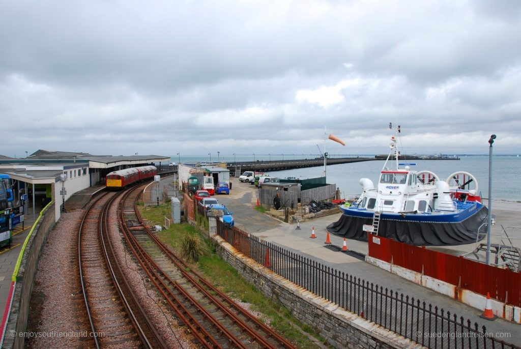 IOW Island Line - Ryde Esplanade – hier bestehen Umsteigemöglichkeiten zu den Bussen (links) und dem Hovercraft (rechts).