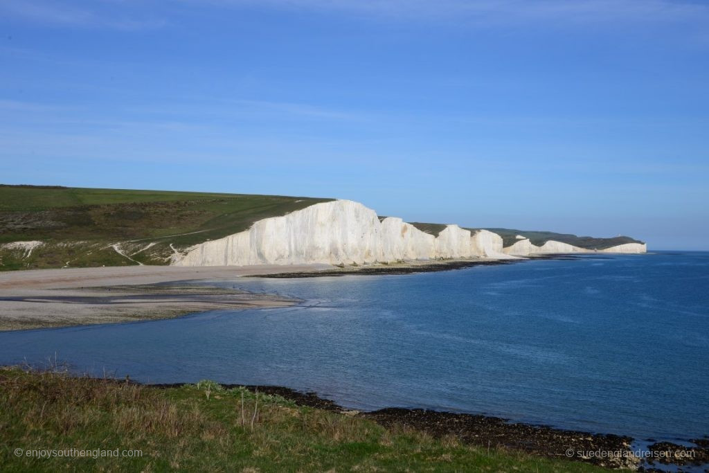 Die Seven Sisters fallen zum Cuckmere Valley (dieses mündet von links kommend ins Meer) bis auf Seehöhe ab. Ideal für einen Aufstieg!