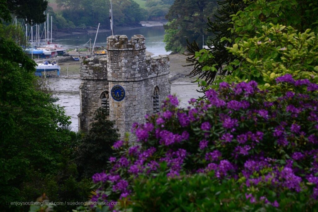 Saint-Just-in-Roseland auf Cornwall zeichnet sich durch einen wunderschönen Friedhof mit Blick aus