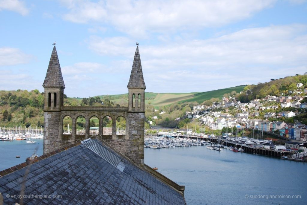 Blick von oben auf den Hafen und das gegenüberliegende Kingswear