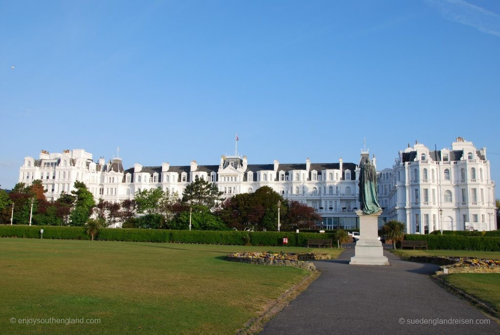 Promenade mit Grand Hotel in Eastbourne