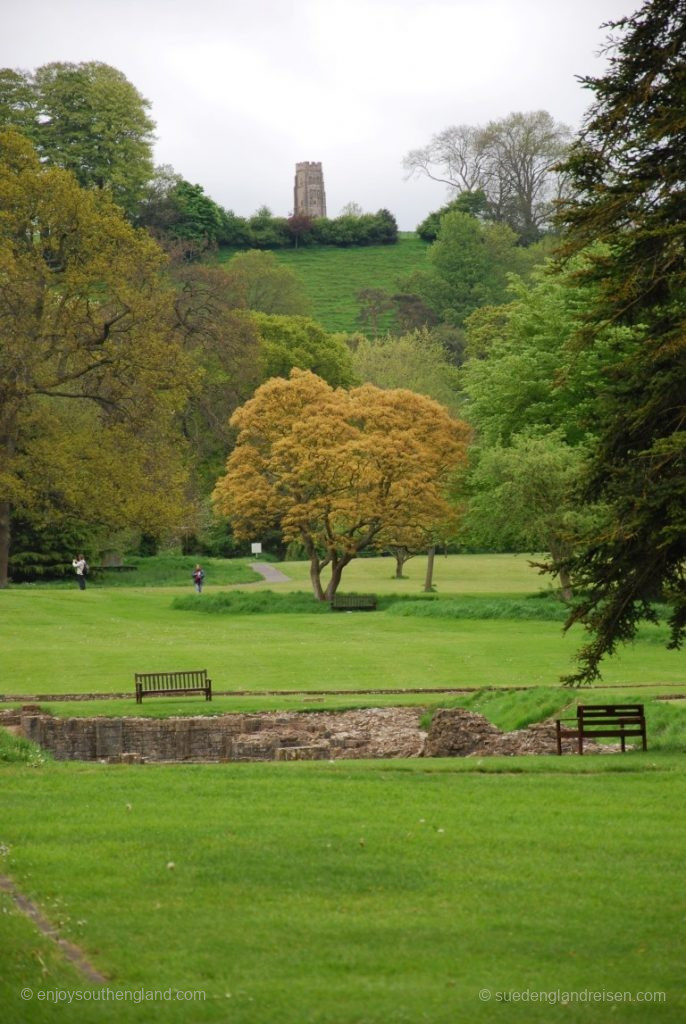 Der Glastonbury Tor im Hintergrund