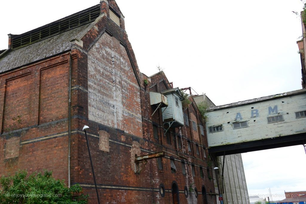 Gloucester - alte Lagerhallen am Hafen im Jahr 2015