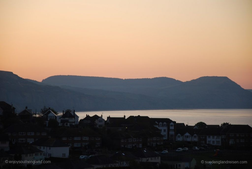 Die Jurassic Coast bei Lyme Regis kurz vor Sonnenaufgang