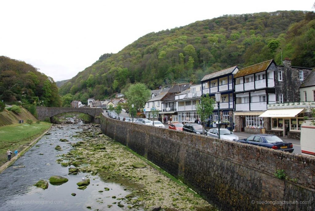 Lynmouth am River Lyn, rechts hinter den Häusern verläuft die Fußgängerzone.