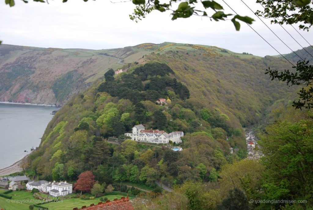 Blick von Lynton hinunter auf einen Teil von Lynmouth und das Tal des River Lyn (rechts)