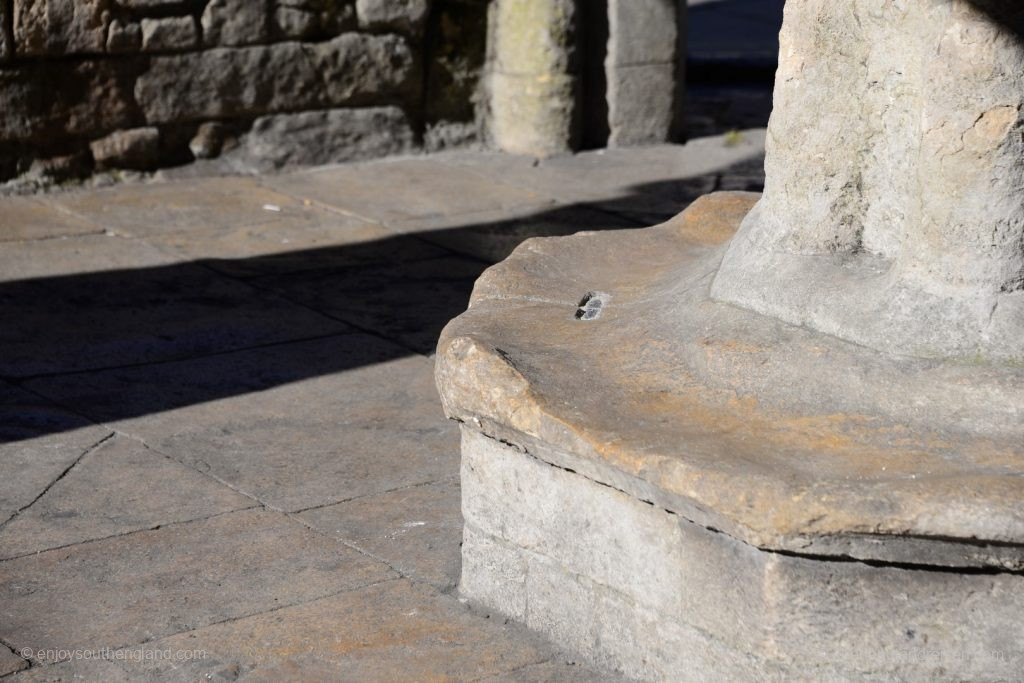 Malmesbury - die Steine des Market Cross zeigen die Spuren jahrhundertelanger Verwendung