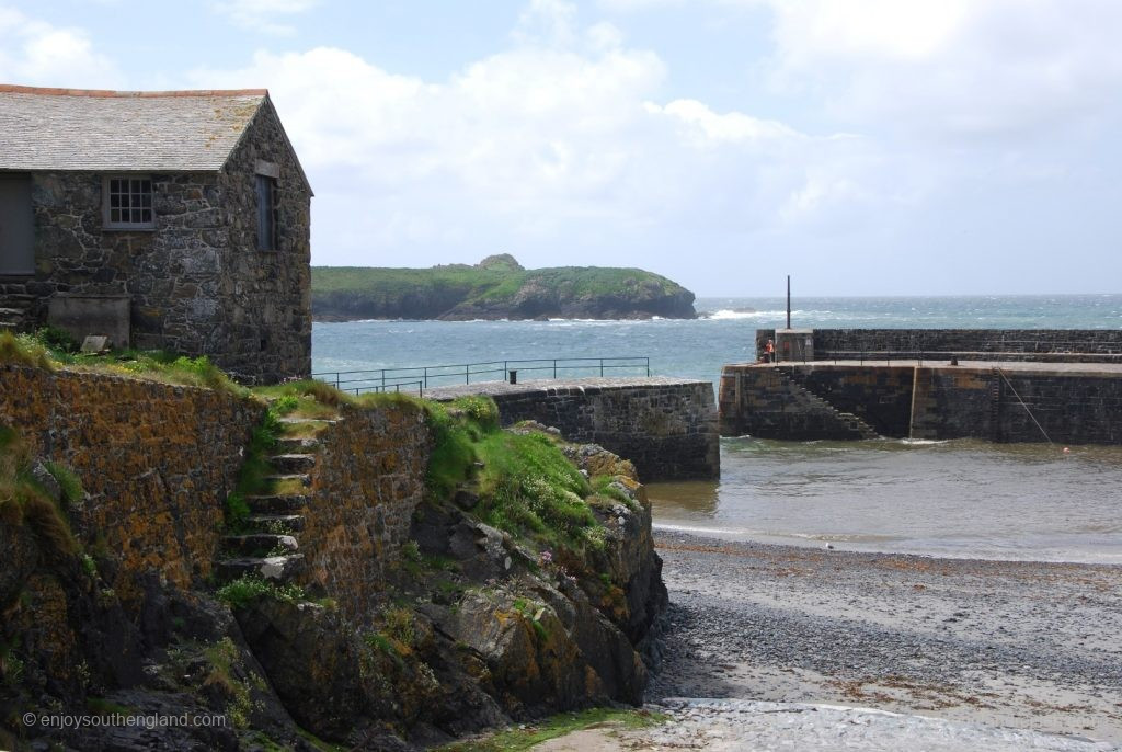 Mullion Cove mit den Kaimauern und der vorgelagerten Insel