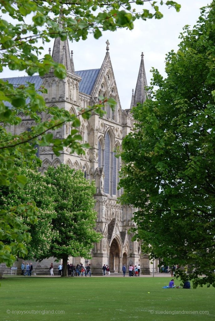 Die Kathedrale von Salisbury blinzelt durch die Bäume, die den Cathedral Close umstellen