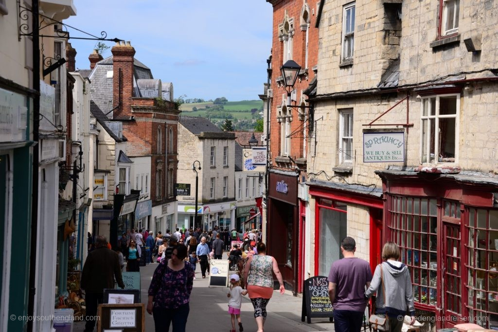 Die steile High Street in Stroud in den Cotswolds (Gloucestershire)