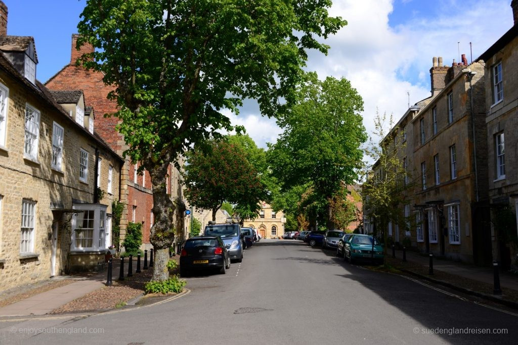 Baumbestandene Straße in Woodstock