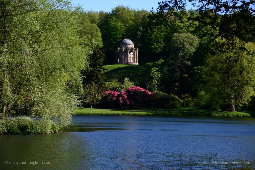 Malerisch angelegt sind nicht nur See und Brücke, sondern auch ein Vergil-Tempel.