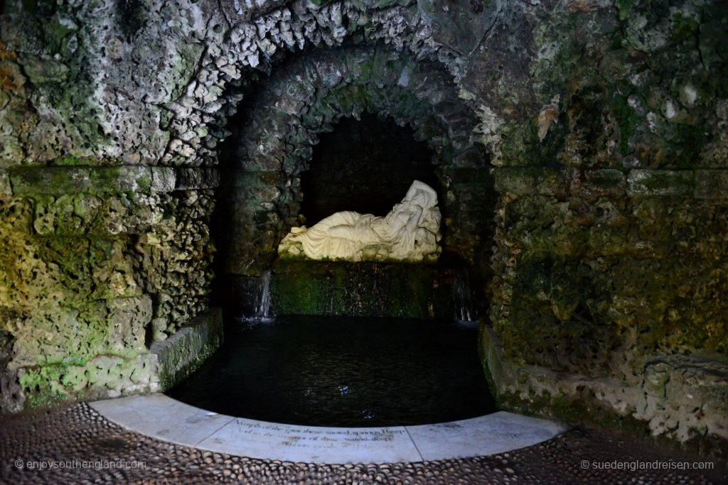 Grotto mit Brunnen
