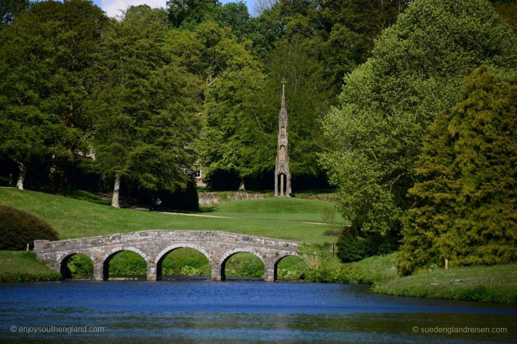 Stourhead Garden (Wiltshire) - die Brücke ist einfach aus optischen Gründen gebaut worden
