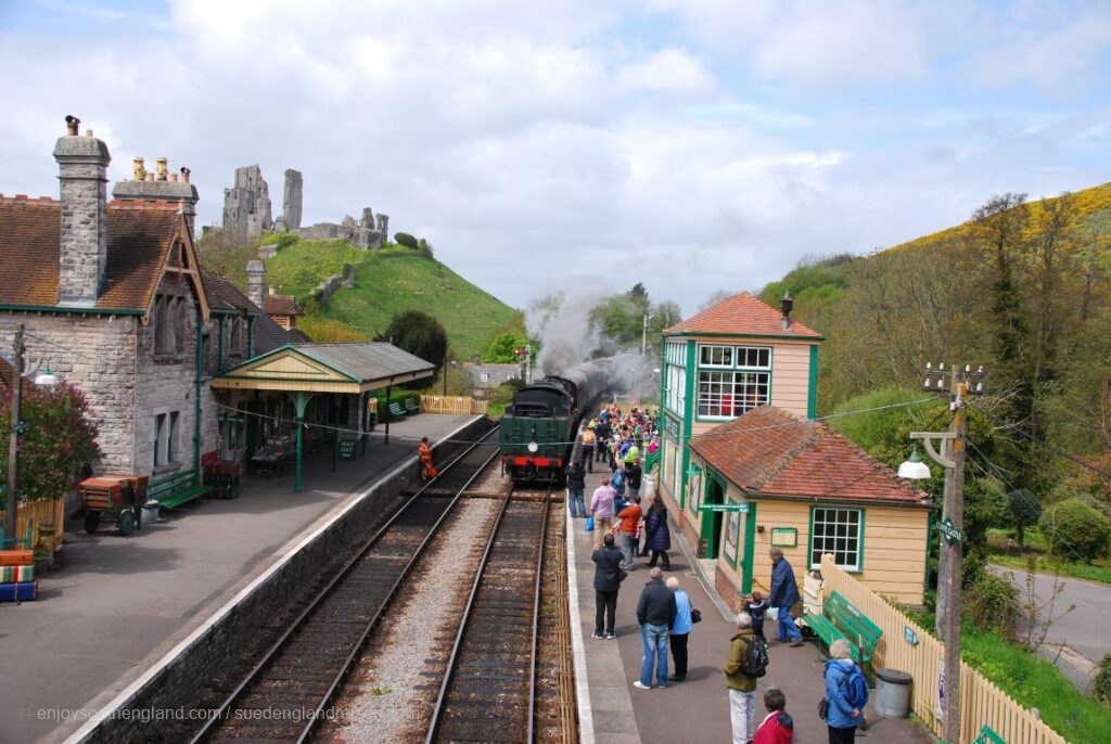 Corfe Castle im Hintergrund links, vorne der Bahnhof der Swanage Railway