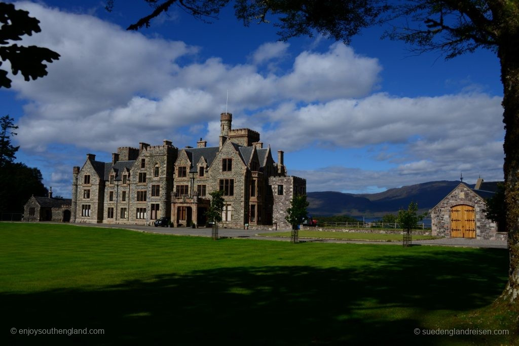 Duncraig Castle is set to reopen as a high-quality hotel in 2018. Promising, without question!