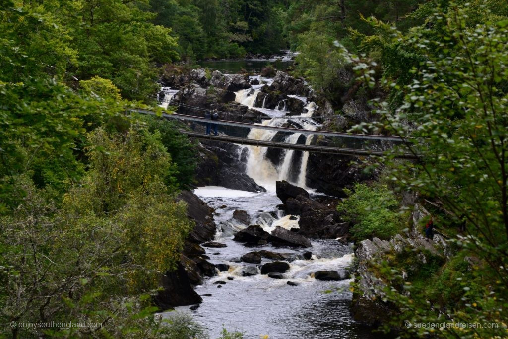 Hängebrücke über die Rogie Falls