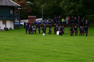 Die Pipes and Drums warten auf ihren Einsatz beim Highland Evening von Pitlochry