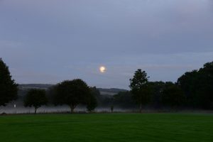 Ein wirklich wunderschöner Abend auf dem Sportplatz von Pitlochry - Nebel steigt auf und der Mond bescheint die Scenerie