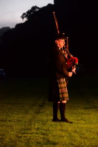 Der einsame Dudelsackspieler am Highland Evening von Pitlochry