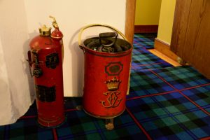 Historische Feuerlöscher in Cawdor Castle