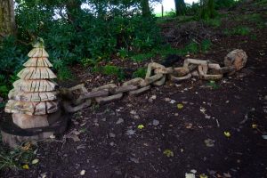 Im Woodland Trail von Drummond Castle Gardens - aus ganzen Bäumen herausgeschnittene Kunst