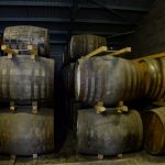 lagernde Whiskyfässer in der Edradour Distillery