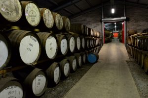 lagernde Whiskyfässer in der Edradour Distillery