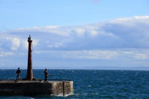 Angler an der Hafeneinfahrt von Anstruther